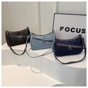 Tre borse sottobraccio in denim in diverse tonalità con cerniere decorative frontali