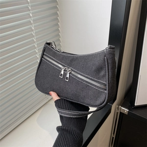 Borsa sottobraccio in denim nero stile Y2K con doppia cerniera e cuciture a contrasto