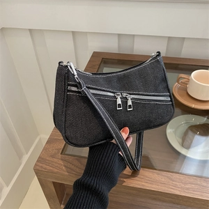 Borsa a spalla in denim nero a mezzaluna con doppia cerniera metallica e cuciture a contrasto