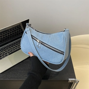 Borsa a spalla in denim celeste a mezzaluna con dettagli con doppia cerniera
