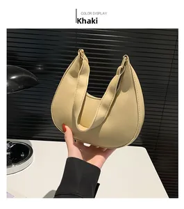 Détail du sac à main croissant kaki avec texture lychee premium et design de couleur unie