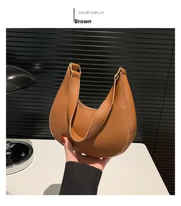 Vue détaillée du sac hobo en cuir PU marron montrant les coutures et la fermeture