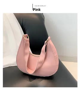 Vue détaillée d'un sac hobo rose en demi-lune avec fermeture éclair et bandoulière
