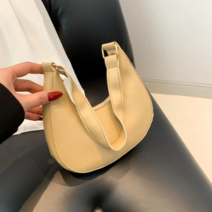 Sac demi-lune beige chic en similicuir texturé avec large bandoulière pour femme