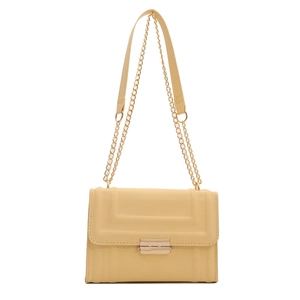 Elegante beige Kettentasche mit geometrischer Prägung und goldenem Metallverschluss