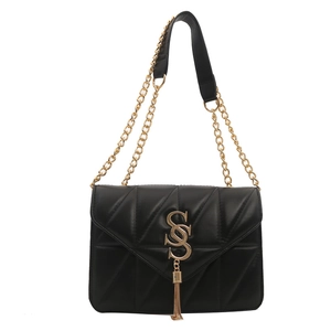 Sac bandoulière matelassé noir avec logo SS doré, bandoulière chaîne et détail frange