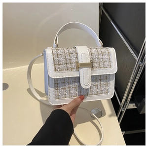 Detailansicht der weißen Tweed-Tasche mit metallischen Goldfäden und Verschluss