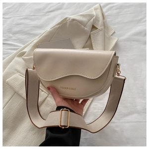 Détail du sac beige avec bandoulière en toile et lettrage doré Fashion & Bags