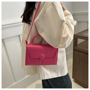 Détail du sac à main en cuir PU rose vif avec coutures fines et boucle en métal doré