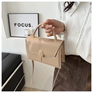 Détail du sac à bandoulière en cuir PU beige avec boucle métallique dorée élégante