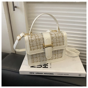 Detailansicht der weißen Tweed-Handtasche mit goldenem Verschluss und Tragegriff