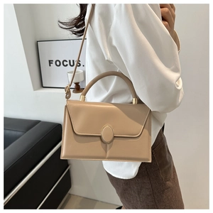 Détail du sac à bandoulière en cuir PU beige avec boucle ovale et coutures élégantes