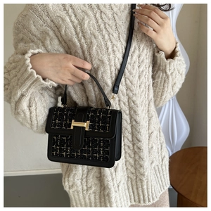 Detailansicht der schwarzen Tweed-Handtasche mit goldenem H-Verschluss und Ledergriff