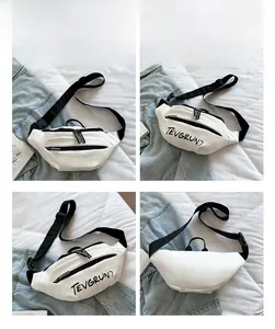 Quatre vues d'un sac bandoulière blanc imperméable avec sangles et fermetures éclair noires