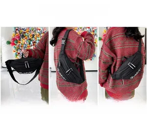 Détail d'un sac de poitrine polyvalent en nylon noir avec sangle réglable et poches
