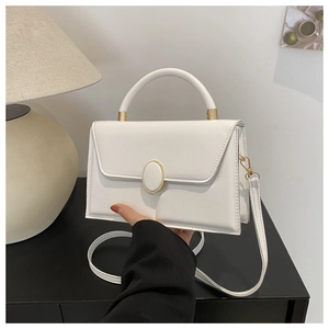 Sac à main trapèze chic en cuir PU blanc avec boucle dorée et bandoulière amovible