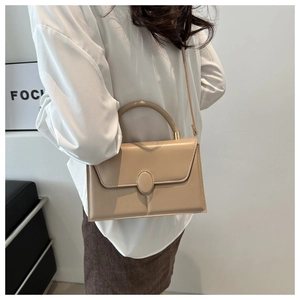 Sac bandoulière rectangulaire en cuir PU beige avec boucle dorée et poignée