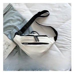 Vue détaillée du sac banane en nylon blanc avec fermetures éclair noires et sangle