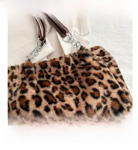 Dettaglio borsa tote leopardata in ecopelliccia con tracolla in pelle e catena argento
