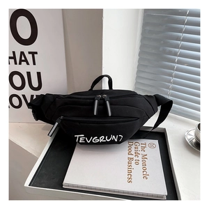 Détail du sac banane de sport en nylon noir avec imprimé TEVGRUN7 sur un socle blanc