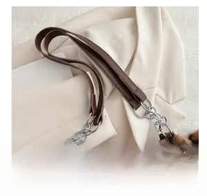 Dettaglio della borsa leopardata con manico in pelle marrone e catena in metallo argento