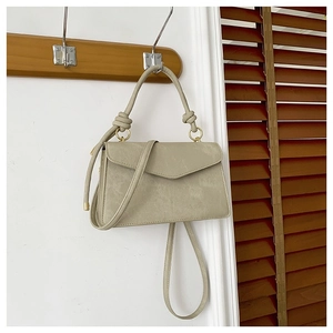 Borsa a tracolla minimalista verde salvia con manico a nodo e dettagli in metallo oro