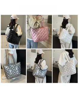 Collage de sacs cabas matelassés en plusieurs couleurs portés par un mannequin en intérieur