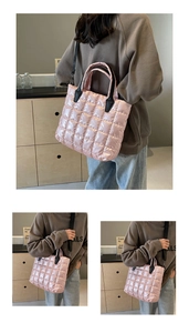 Sac fourre-tout matelassé rose avec poignées en cuir noir montrant divers styles de port