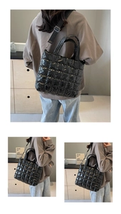 Détail d'un sac cabas noir matelassé avec texture brillante et bandoulière large