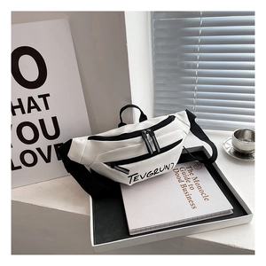 Gros plan d'un sac banane blanc en toile avec logo TEVGRUND et fermeture éclair noire