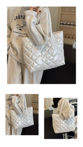 Détail d'un grand sac cabas argenté matelassé avec finition métallisée et motif à losanges