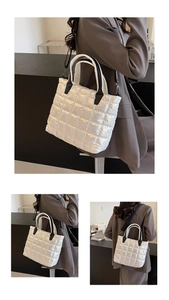 Détails du sac cabas matelassé blanc avec poignées noires contrastées et bandoulière