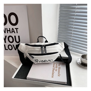 Détail du sac banane en toile blanche avec imprimé noir et double fermeture éclair