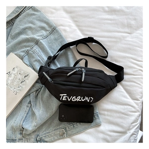 Gros plan d'un sac banane noir en tissu oxford avec double fermeture et lettrage