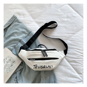 Détail du sac de poitrine en tissu oxford blanc avec zips noirs et logo TEVGRUN imprimé