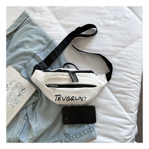 Gros plan d'un sac de poitrine blanc en toile avec lettrage TEVGRUN noir et sangle