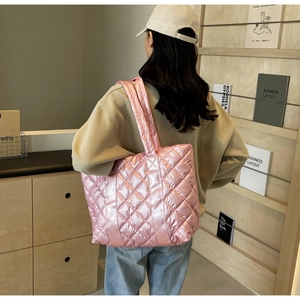 Detail of pink quilted tote bag with metallic finish and wide comfortable shoulder strap
