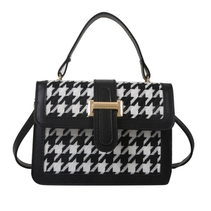 Elegante Handtasche mit Hahnentrittmuster, Goldschnalle und schwarzem Lederbesatz