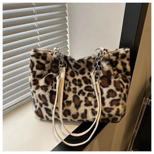 Dettaglio della borsa tote leopardata in ecopelliccia con catena in metallo e tracolla