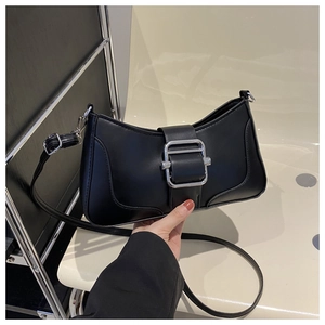 Gros plan d'un sac à bandoulière en cuir PU noir avec une boucle en métal argenté