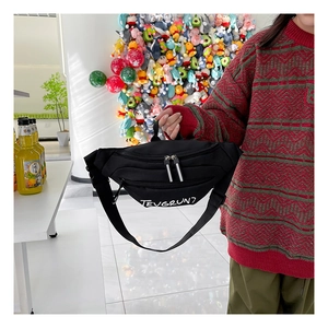 Vue détaillée du sac banane en nylon noir avec logo TEVGRUN7 et bandoulière réglable