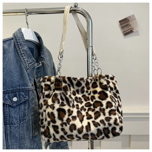 Dettaglio della borsa tote leopardata con catena in metallo e morbida ecopelliccia