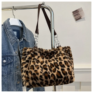 Dettaglio borsa tote leopardata in ecopelliccia con tracolla in pelle e catena metallica