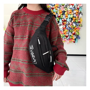 Sac bandoulière noir en tissu Oxford pour enfants avec lettrage et bandes réfléchissantes