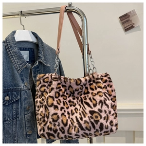 Borsa a spalla in ecopelliccia leopardata rosa con tracolla a catena in argento