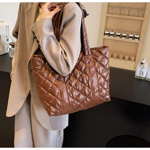 Détail du grand sac cabas matelassé marron foncé avec surpiqûres losanges et texture nylon
