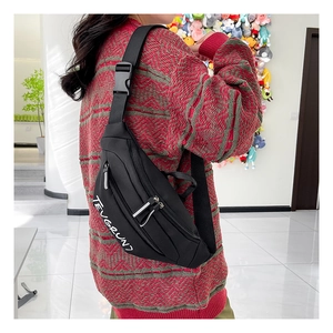 Détail du sac bandoulière en tissu oxford noir avec sangles réglables et boucles solides