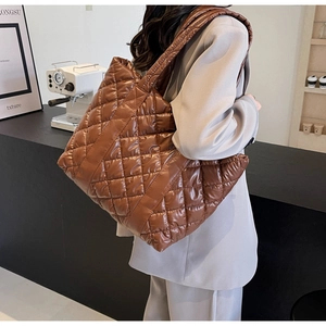 Détail du sac cabas matelassé caramel avec coutures en losange et large bandoulière