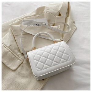 Détails du sac à bandoulière matelassé blanc montrant le cuir et les finitions dorées brillantes