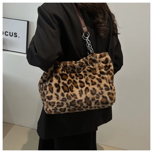 Dettaglio borsa a spalla in peluche leopardata con catena argento e pelle